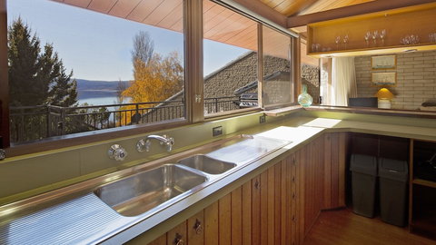 Grey Kangaroo- On Lake Jindabyne Foreshore - Northern Rivers Accommodation 4