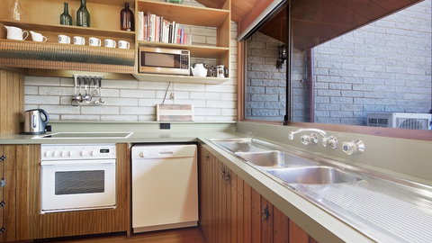 Grey Kangaroo- On Lake Jindabyne Foreshore - Northern Rivers Accommodation 6