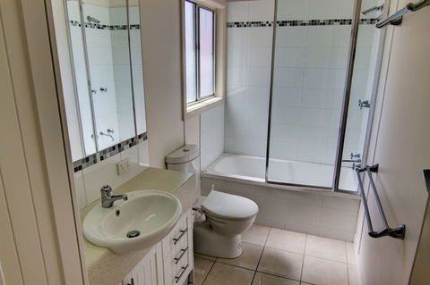 Henny's Of Merimbula - Northern Rivers Accommodation 5