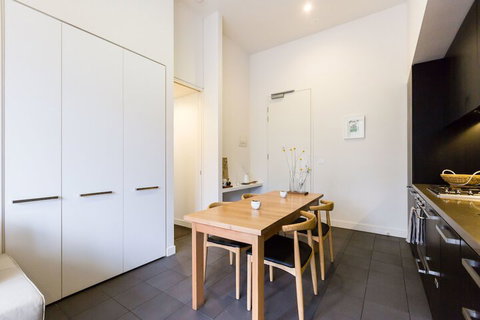 GEORGE, 1BDR North Melbourne Apartment - Northern Rivers Accommodation 2