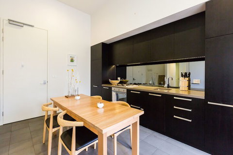GEORGE, 1BDR North Melbourne Apartment - Northern Rivers Accommodation 3
