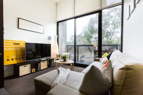 GEORGE, 1BDR North Melbourne Apartment - Northern Rivers Accommodation 0