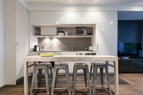 ZACH, 1BDR St.Kilda Apartment - Northern Rivers Accommodation 3