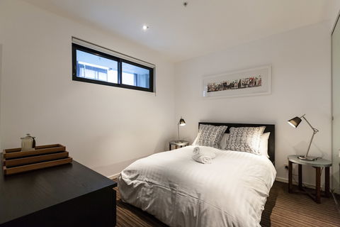 ZACH, 1BDR St.Kilda Apartment - Northern Rivers Accommodation 2