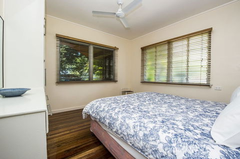 Picnic Bay Apartments Unit 3 - Northern Rivers Accommodation 1