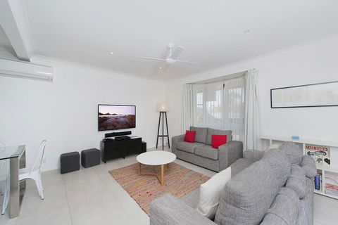 Ronald Avenue 101 Sea Behind The Trees - Northern Rivers Accommodation 4