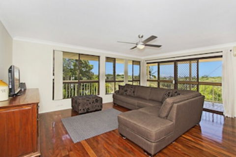 KINGSCLIFF HOLIDAY HOME On The HILL SYDS VIEW - Northern Rivers Accommodation 0