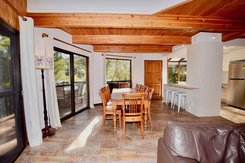 Sublime Cedar Lodge Leura - Northern Rivers Accommodation 5