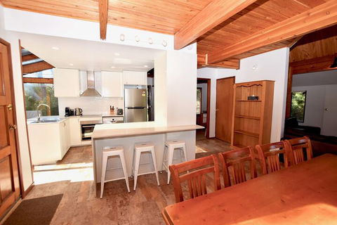 Sublime Cedar Lodge Leura - Northern Rivers Accommodation 6