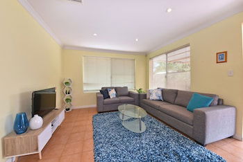 Redcliff Home Close To City & Airport - Northern Rivers Accommodation 2