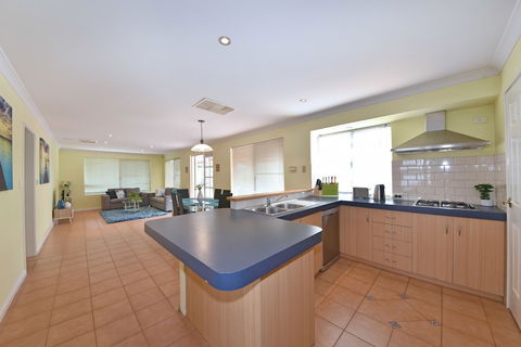 Redcliff Home Close To City & Airport - Northern Rivers Accommodation 4