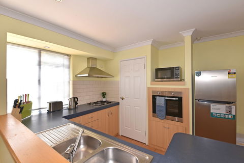 Redcliff Home Close To City & Airport - Northern Rivers Accommodation 3