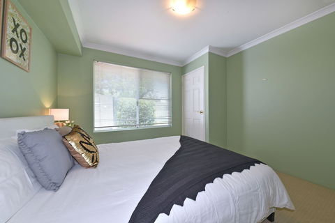 Redcliff Home Close To City & Airport - Northern Rivers Accommodation 1