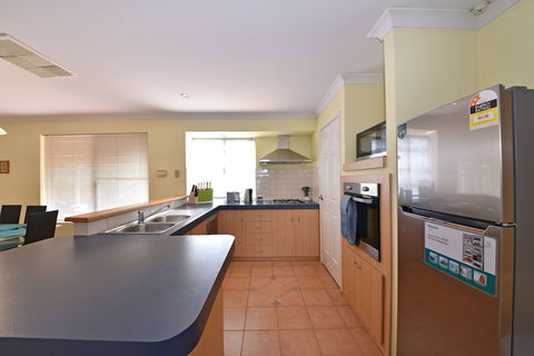 Redcliff Home Close To City & Airport - Northern Rivers Accommodation 5