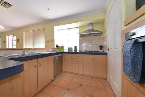 Redcliff Home Close To City & Airport - Northern Rivers Accommodation 6