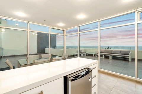 Glenelg Skyline Beachfront Penthouse, Adelaide - Northern Rivers Accommodation 3