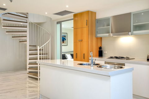Glenelg Skyline Beachfront Penthouse, Adelaide - Northern Rivers Accommodation 2