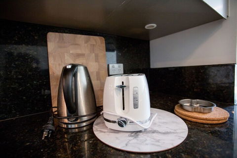 Russell St. Hotel Apartment - Northern Rivers Accommodation 6