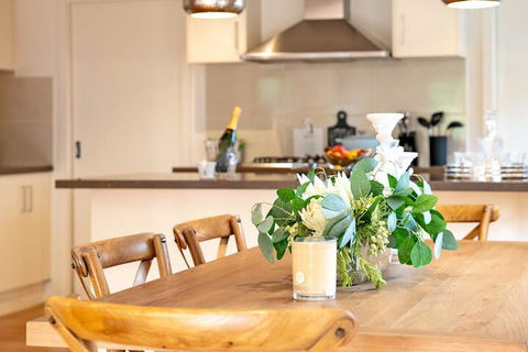 AUJOY 4 Bed Townhouse Glen Waverley - Northern Rivers Accommodation 4