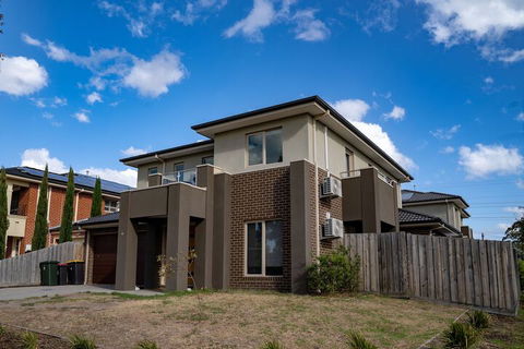 AUJOY 4 Bed Townhouse Glen Waverley - Northern Rivers Accommodation 1