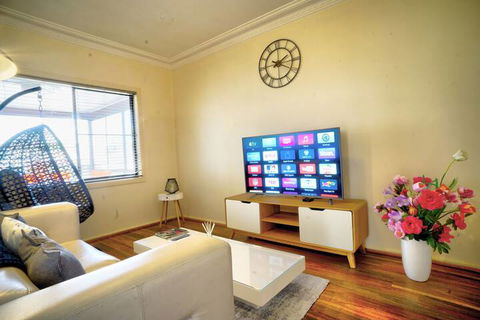 Wollongong Train Station Holiday House - Northern Rivers Accommodation 3