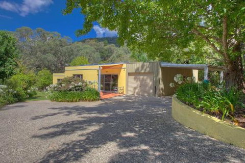A Bach At Bright Bright VIC - Northern Rivers Accommodation 1