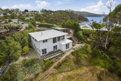 Hidden Bay - 5 BR Luxury Waterfront - Northern Rivers Accommodation 3