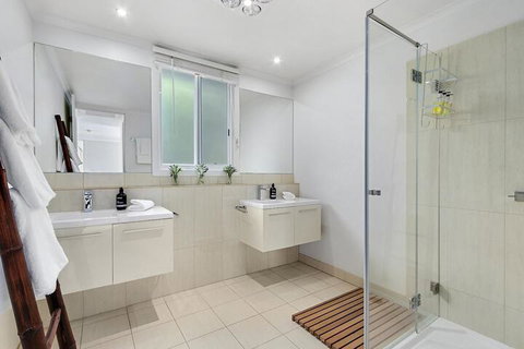 Hidden Bay - 5 BR Luxury Waterfront - Northern Rivers Accommodation 7