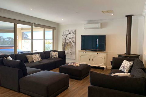 Grand Gippsland Home Sleeps Up To 28 - Northern Rivers Accommodation 7