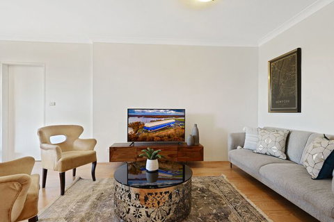 HomeHotel Luxury Close To Train Station - Northern Rivers Accommodation 4