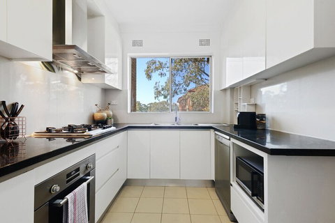 HomeHotel Luxury Close To Train Station - Northern Rivers Accommodation 7