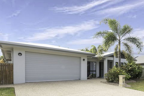 Beach Bliss Queen Bed BBQ Pool Netflix - Northern Rivers Accommodation 2