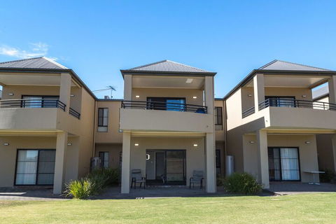 Front 9 Then Dine 3 / 61 St. Andrews Boulevard - Northern Rivers Accommodation 2