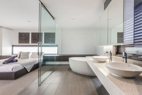 Luxury Designer Townhouse Parking - Northern Rivers Accommodation 6