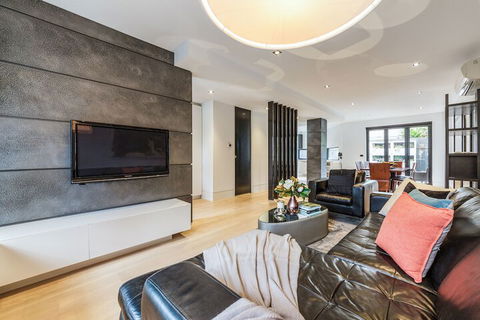 Luxury Designer Townhouse Parking - Northern Rivers Accommodation 7