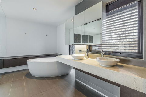 Luxury Designer Townhouse Parking - Northern Rivers Accommodation 4