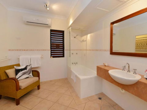 Poolside Studio - Northern Rivers Accommodation 1