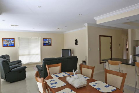 Marina Holiday Home - Northern Rivers Accommodation 2