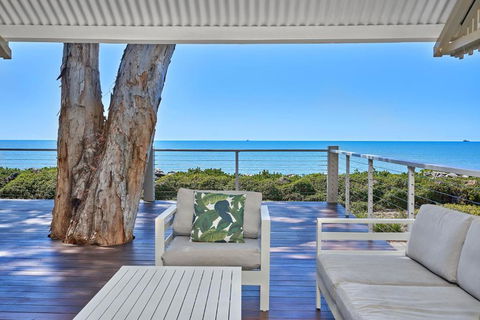 Decked Out By The Sea - Northern Rivers Accommodation 1