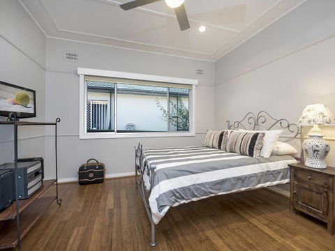 The Entrance North Lakeside Cottage - Northern Rivers Accommodation 4