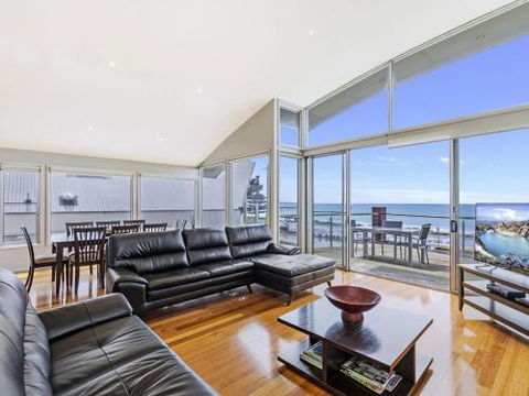 Shemara Idyllic East Beach Property With Multiple Living Areas - Northern Rivers Accommodation 3