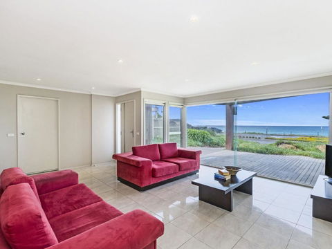 Shemara Idyllic East Beach Property With Multiple Living Areas - Northern Rivers Accommodation 4