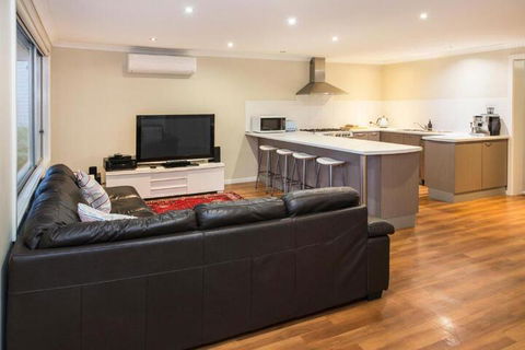 Eagle Bay Beach House - Northern Rivers Accommodation 4