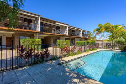 Unit 5 Rainbow Surf Modern Double Storey Townhouse With Large Shared Pool Close To Beach & Shop - Northern Rivers Accommodation 2