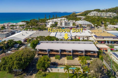 Unit 5 Rainbow Surf Modern Double Storey Townhouse With Large Shared Pool Close To Beach & Shop - Northern Rivers Accommodation 4