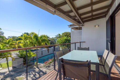 Unit 5 Rainbow Surf Modern Double Storey Townhouse With Large Shared Pool Close To Beach & Shop - Northern Rivers Accommodation 3