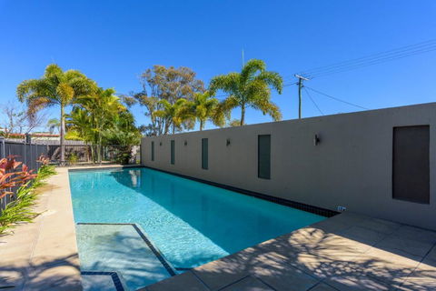 Unit 5 Rainbow Surf Modern Double Storey Townhouse With Large Shared Pool Close To Beach & Shop - Northern Rivers Accommodation 1
