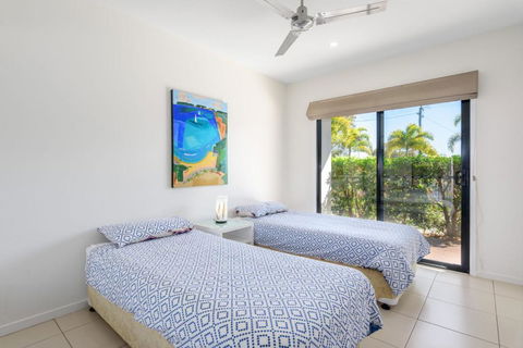 Unit 3 Rainbow Surf Modern Double Storey Townhouse With Large Shared Pool Close To Beach & Shop - Northern Rivers Accommodation 5
