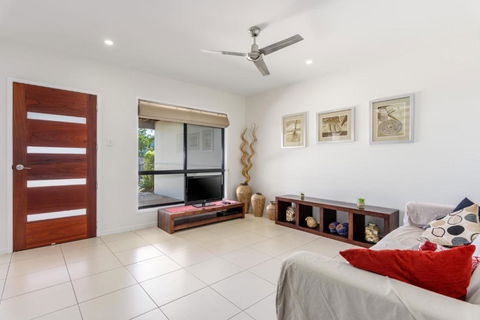 Unit 3 Rainbow Surf Modern Double Storey Townhouse With Large Shared Pool Close To Beach & Shop - Northern Rivers Accommodation 3
