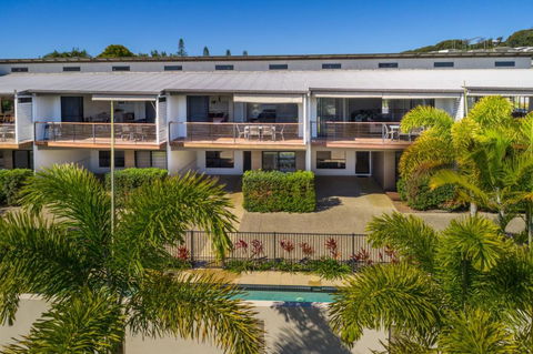 Unit 3 Rainbow Surf Modern Double Storey Townhouse With Large Shared Pool Close To Beach & Shop - Northern Rivers Accommodation 4